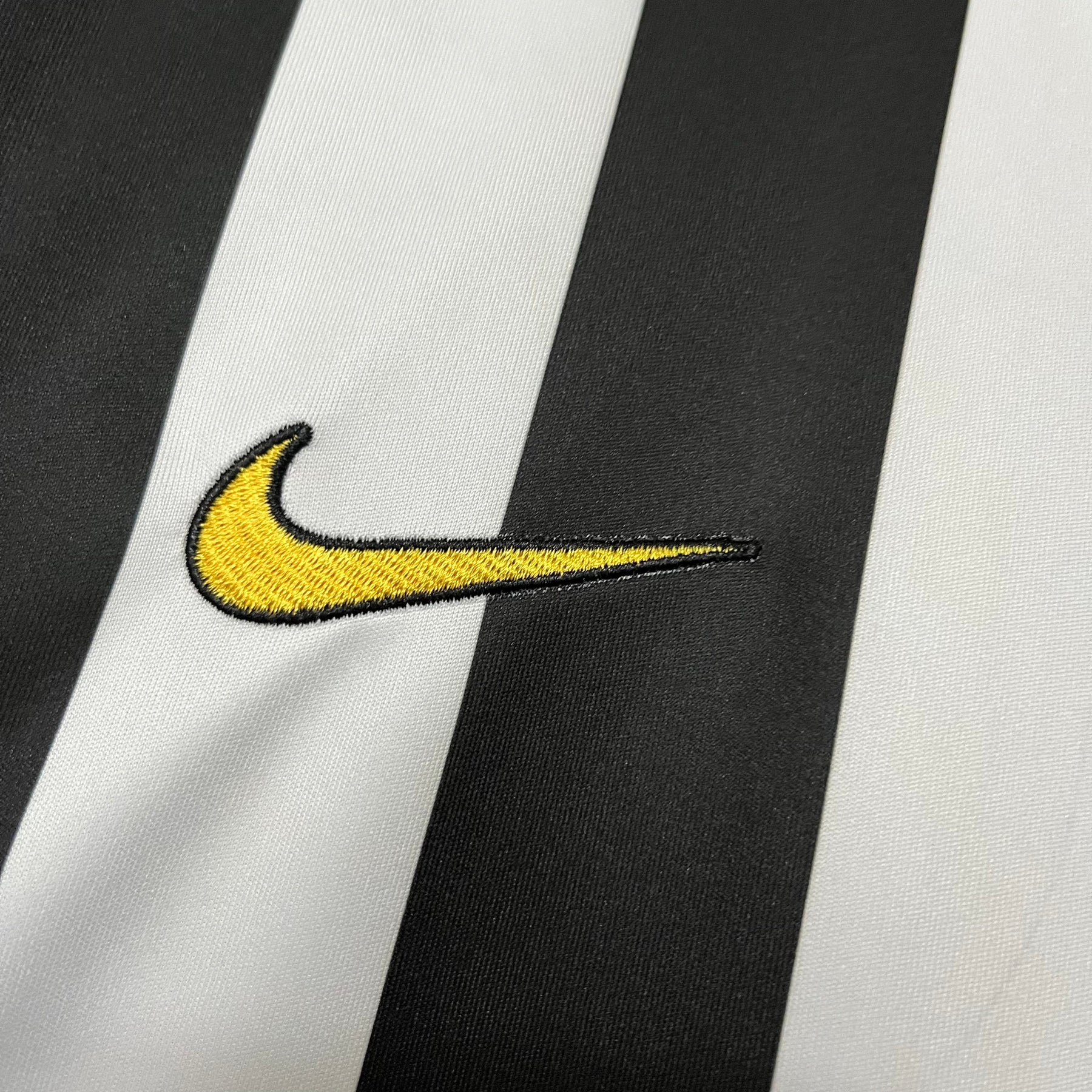 Camisa Juventus Retrô 2010 Preta e Branca