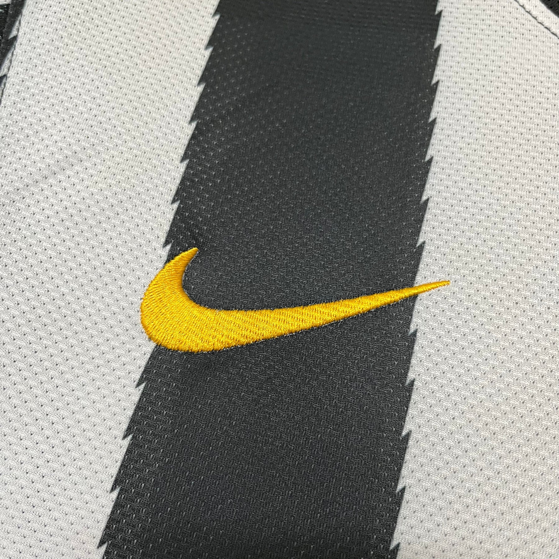 Camisa Juventus Retrô 2010 Preta e Branca - Nike