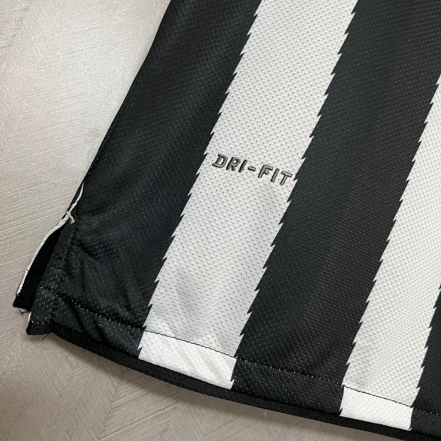 Camisa Juventus Retrô 2010 Preta e Branca - Nike